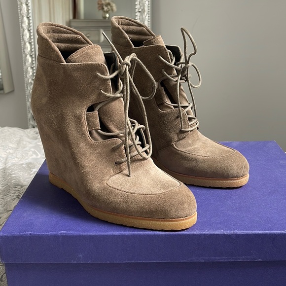Stuart Weitzman Neutral Sport Suede KIDSTUFF Booties Size 9 - Picture 1 of 6